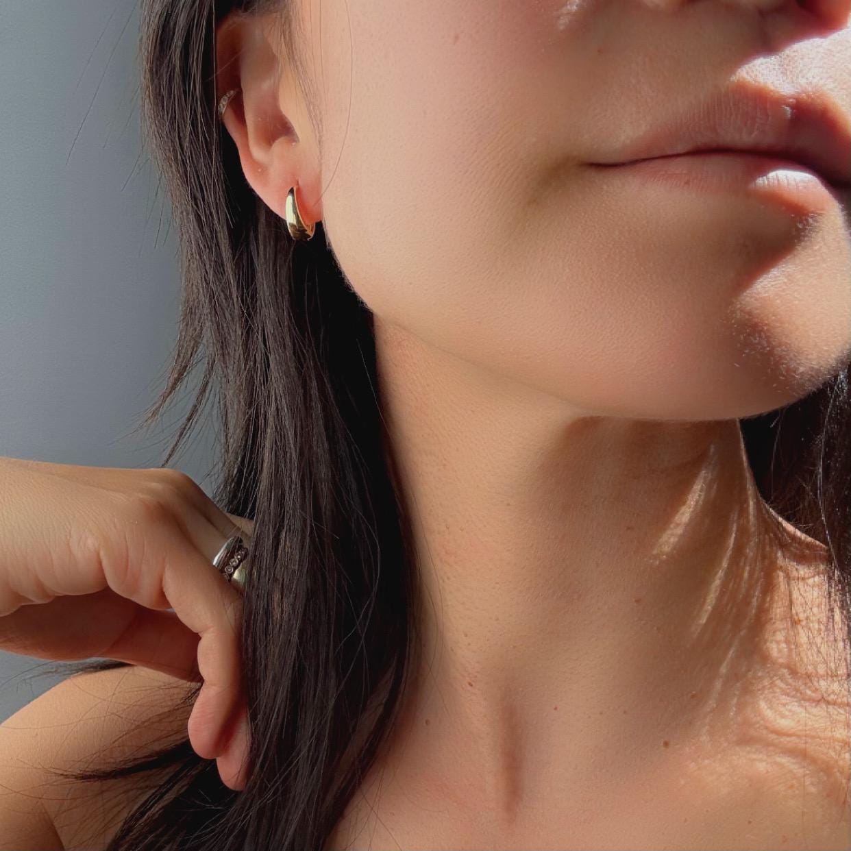 New 10k solid gold tapered shape Ash huggie hoop earrings high quality and modern perfect for layering daily wear precious fine jewelry
