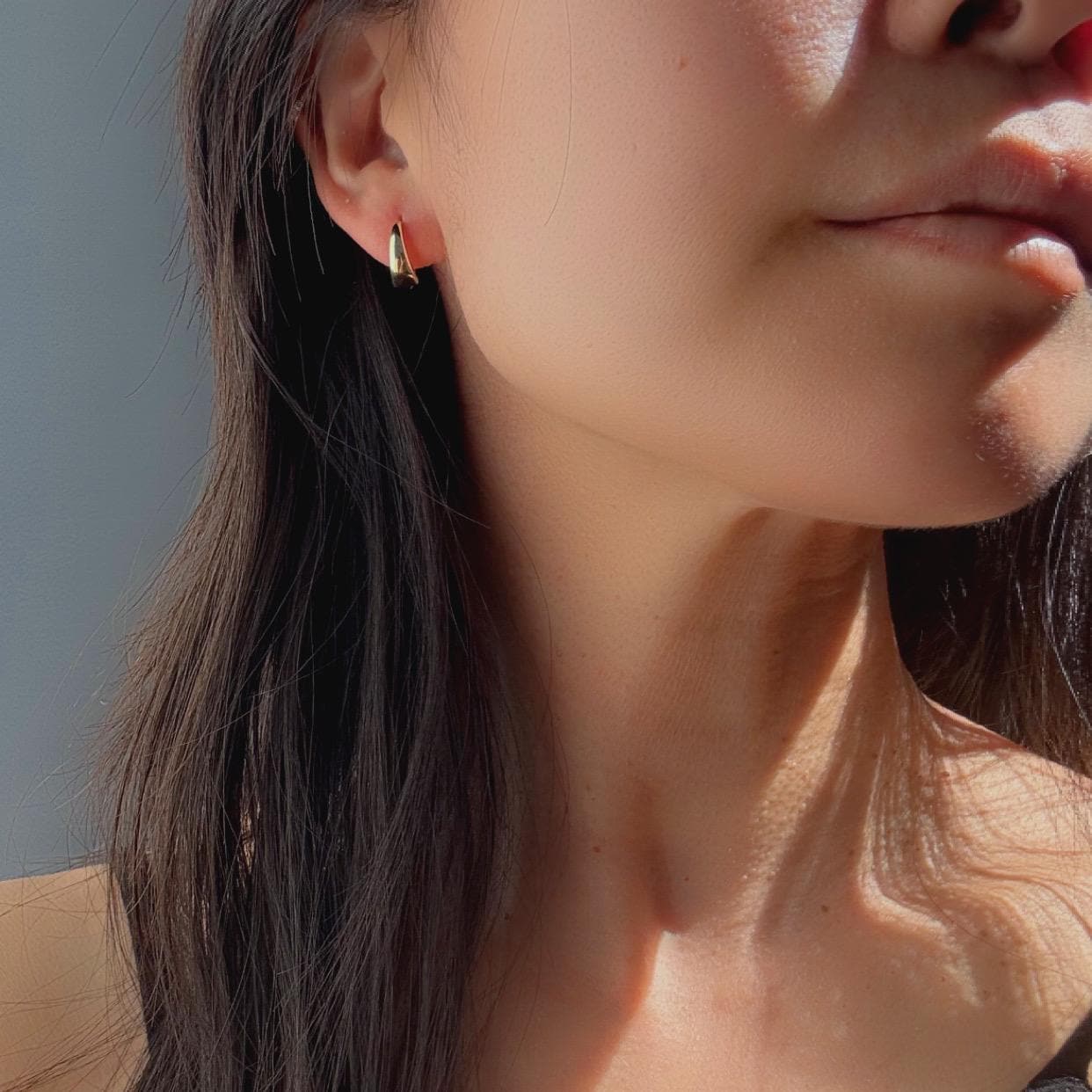 10k Solid Gold Ash Huggie Hoop Earrings: Modern Tapered Design