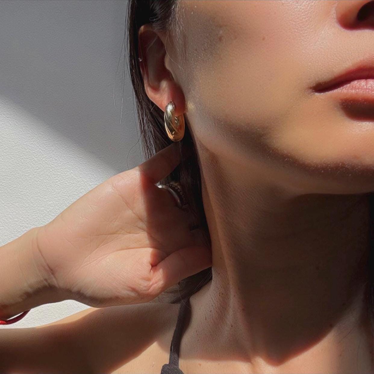 14kt solid gold large Ribbed Hoop Earrings – Retro Dome Style vintage precious jewelry
