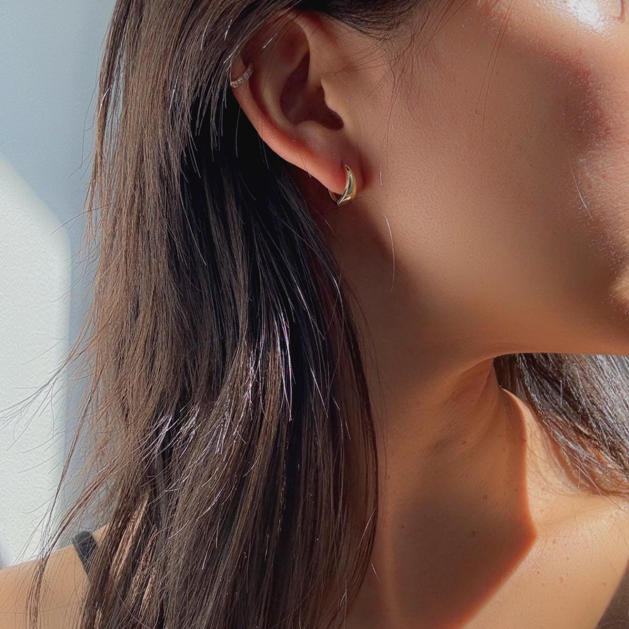 10k Solid Gold Ash Huggie Hoop Earrings: Modern Tapered Design