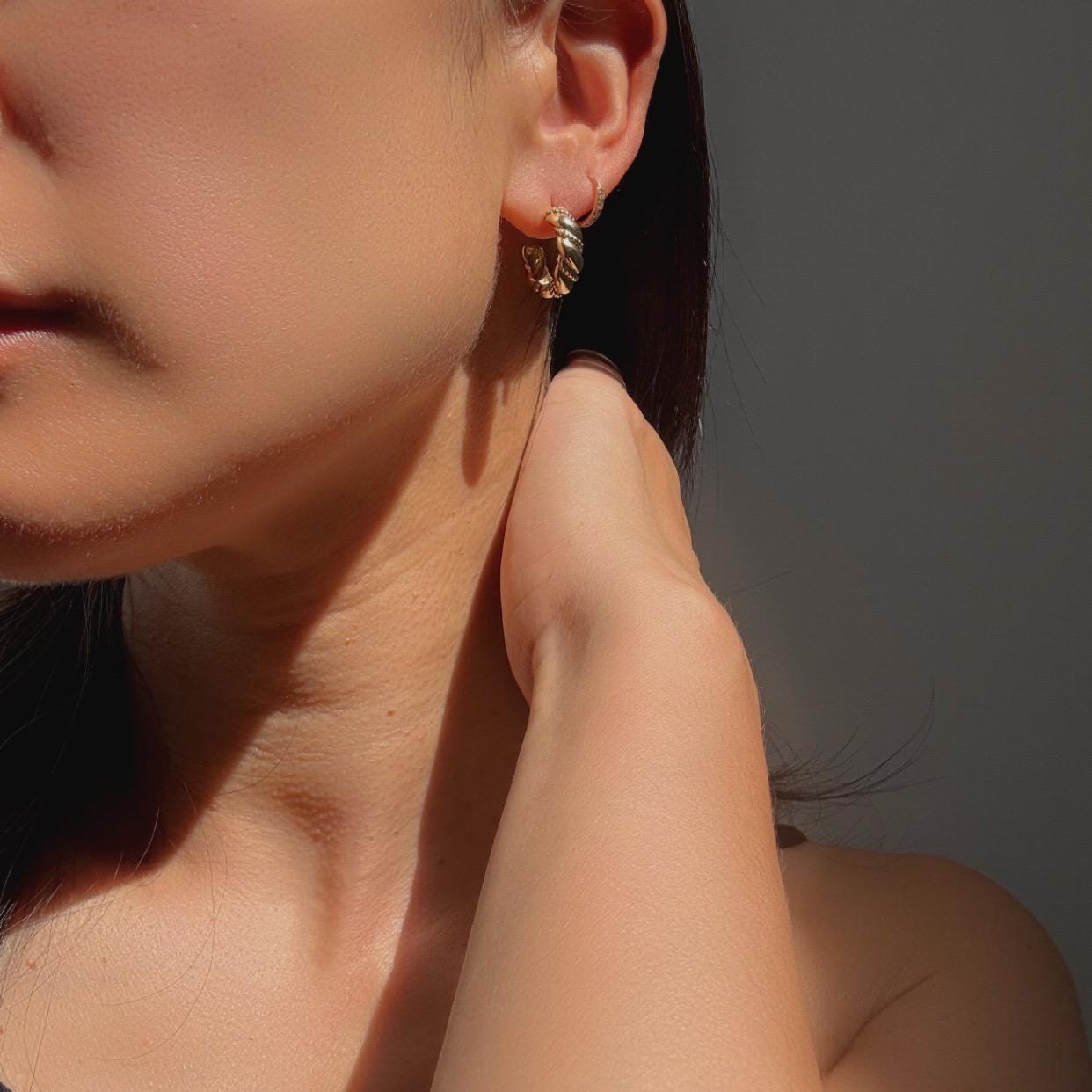 14k Solid Gold Rope Twist Huggie Hoops: Fine Vintage Jewelry