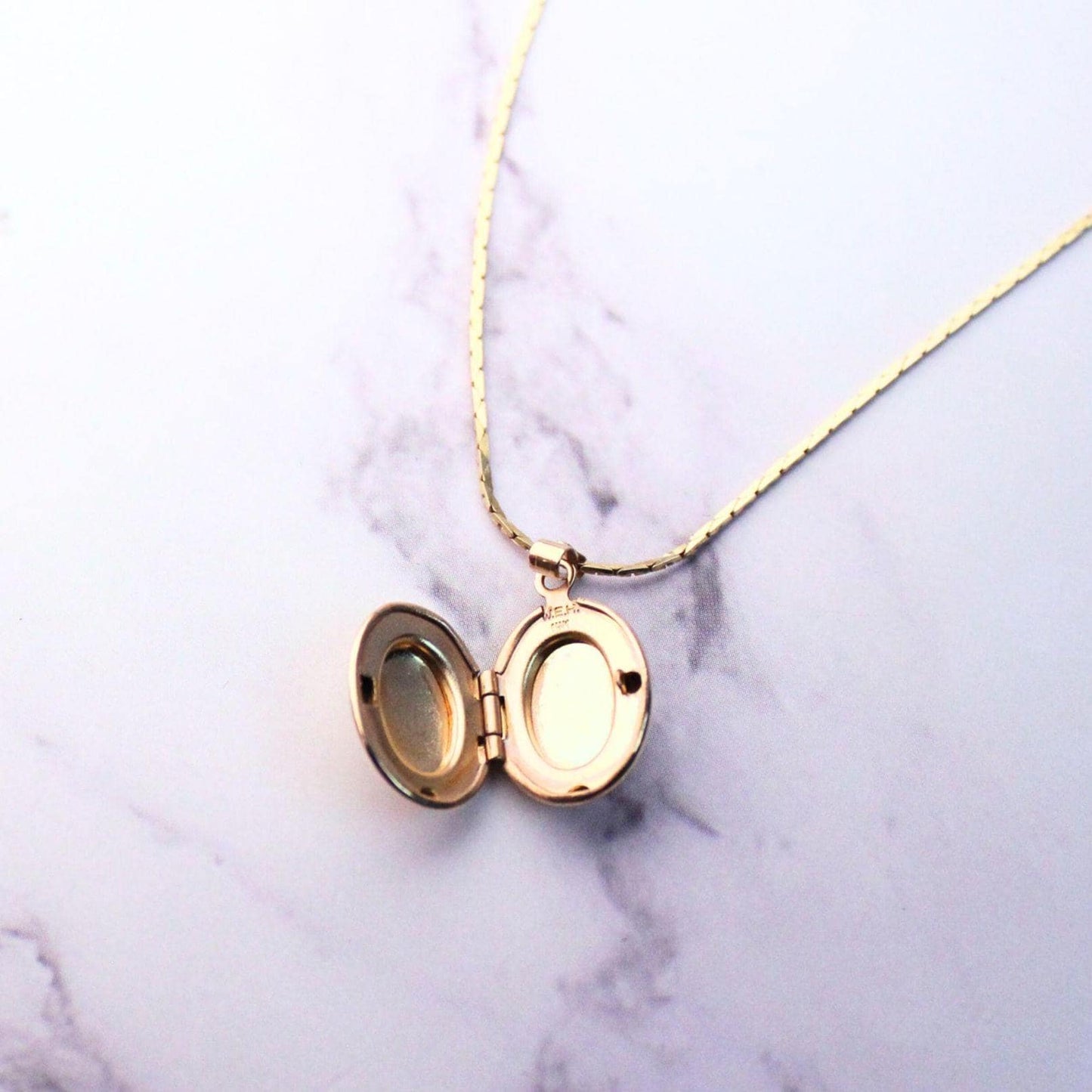 14K Solid Gold Mini Floral Locket Necklace – Vintage Style Keepsake Pendant