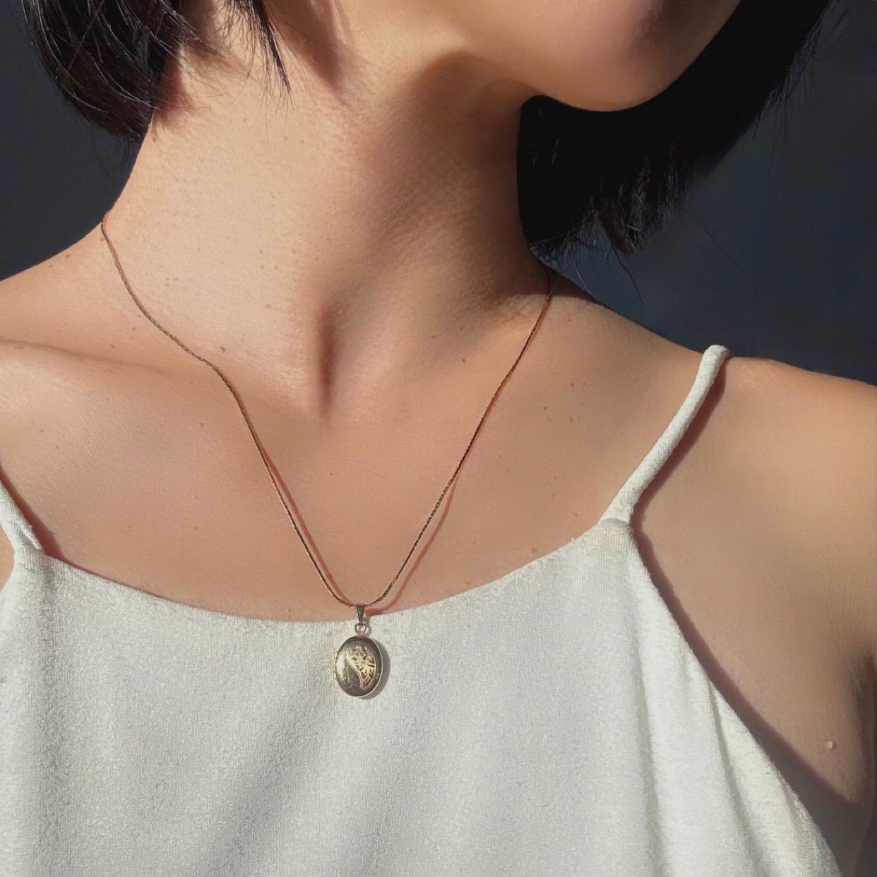 14K Solid Gold Mini Floral Locket Necklace – Vintage Style Keepsake Pendant