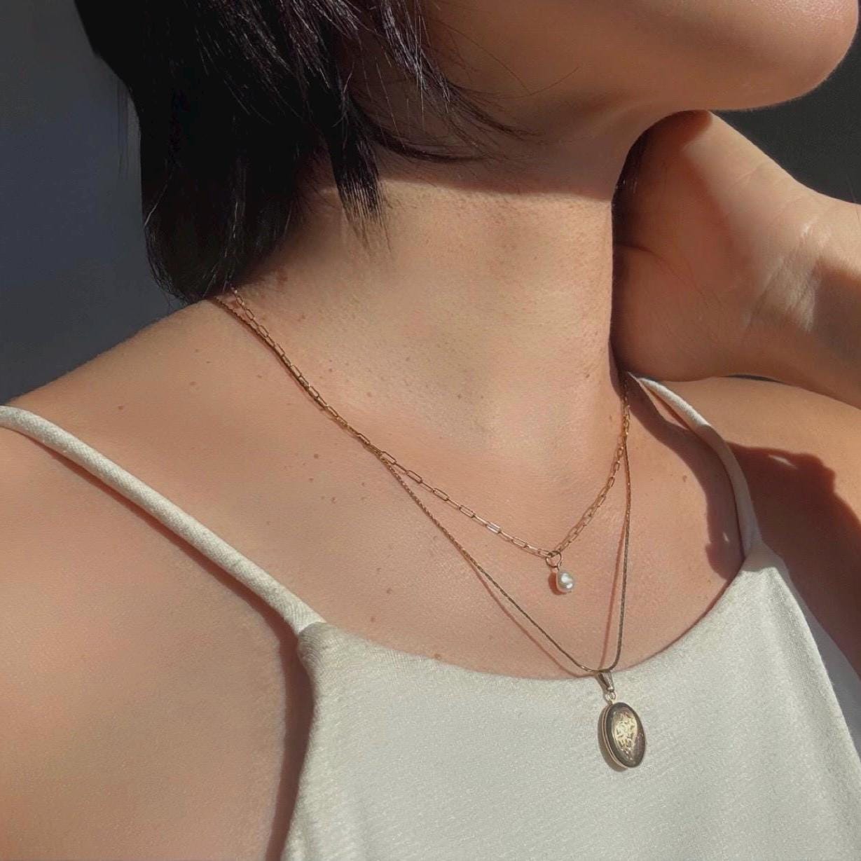 14K Solid Gold Mini Floral Locket Necklace – Vintage Style Keepsake Pendant