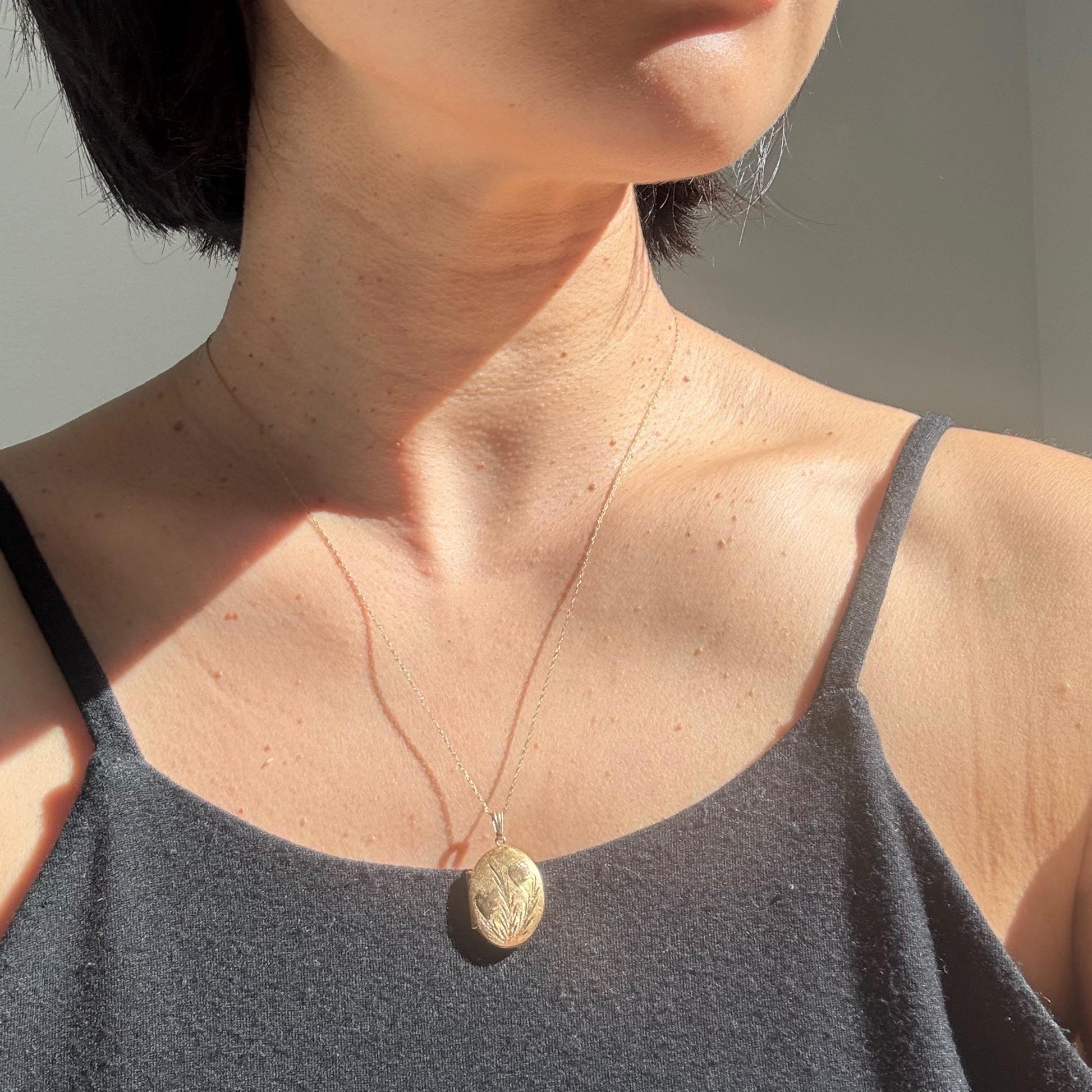 14K Solid Gold Mini Floral Locket Necklace – Vintage Style Keepsake Pendant