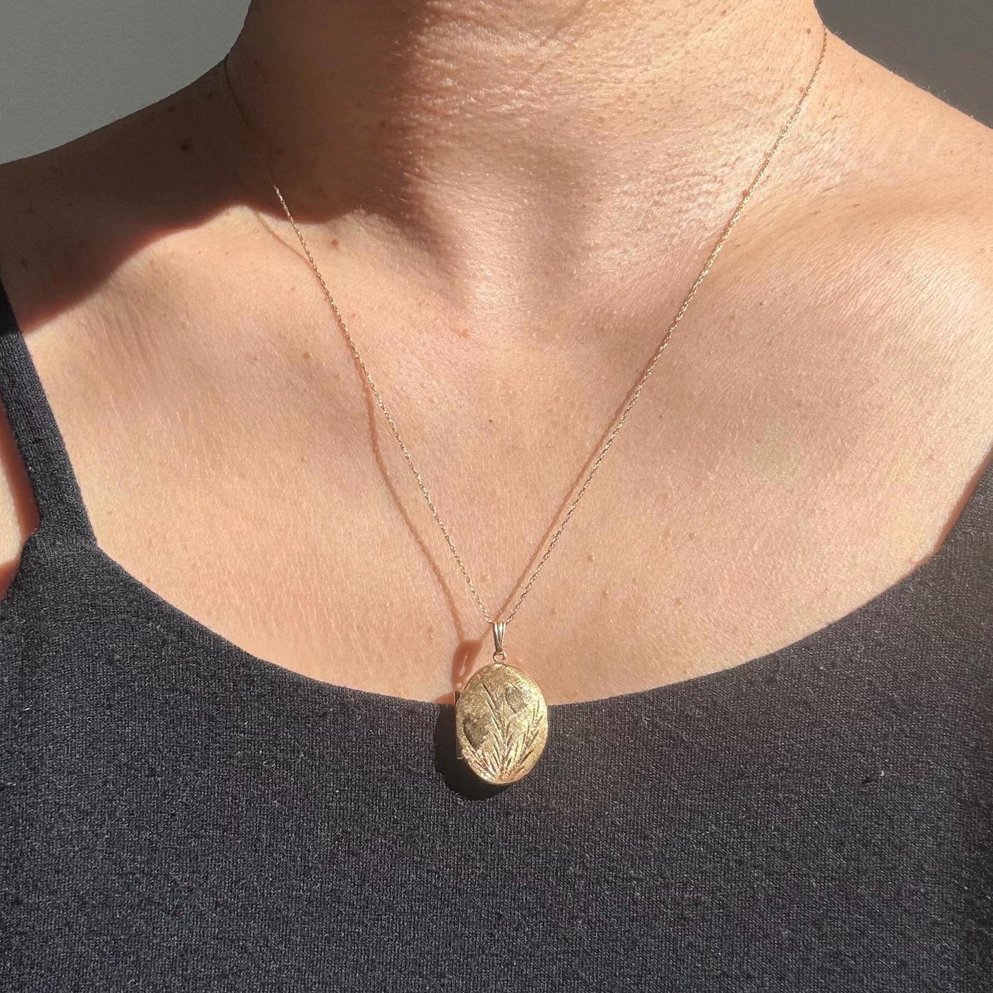 14K Solid Gold Mini Floral Locket Necklace – Vintage Style Keepsake Pendant