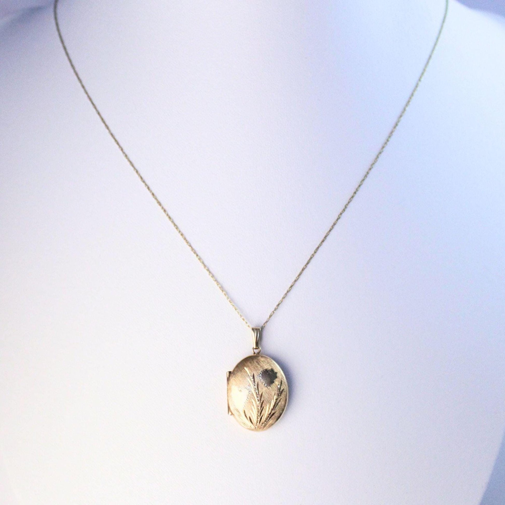 14K Solid Gold Mini Floral Locket Necklace – Vintage Style Keepsake Pendant