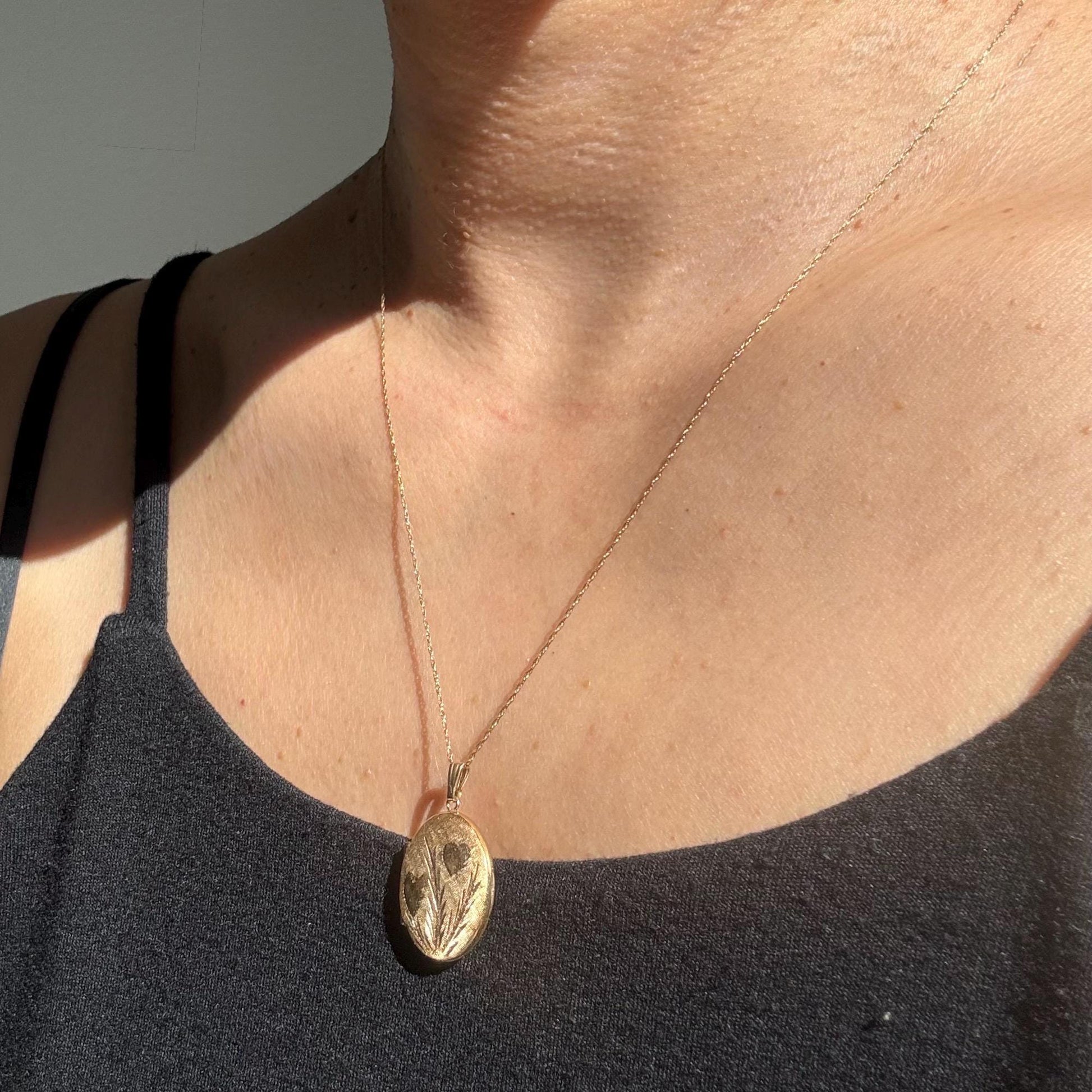 14K Solid Gold Mini Floral Locket Necklace – Vintage Style Keepsake Pendant