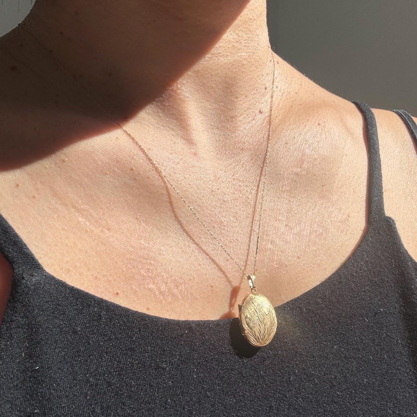 14K Solid Gold Mini Floral Locket Necklace – Vintage Style Keepsake Pendant
