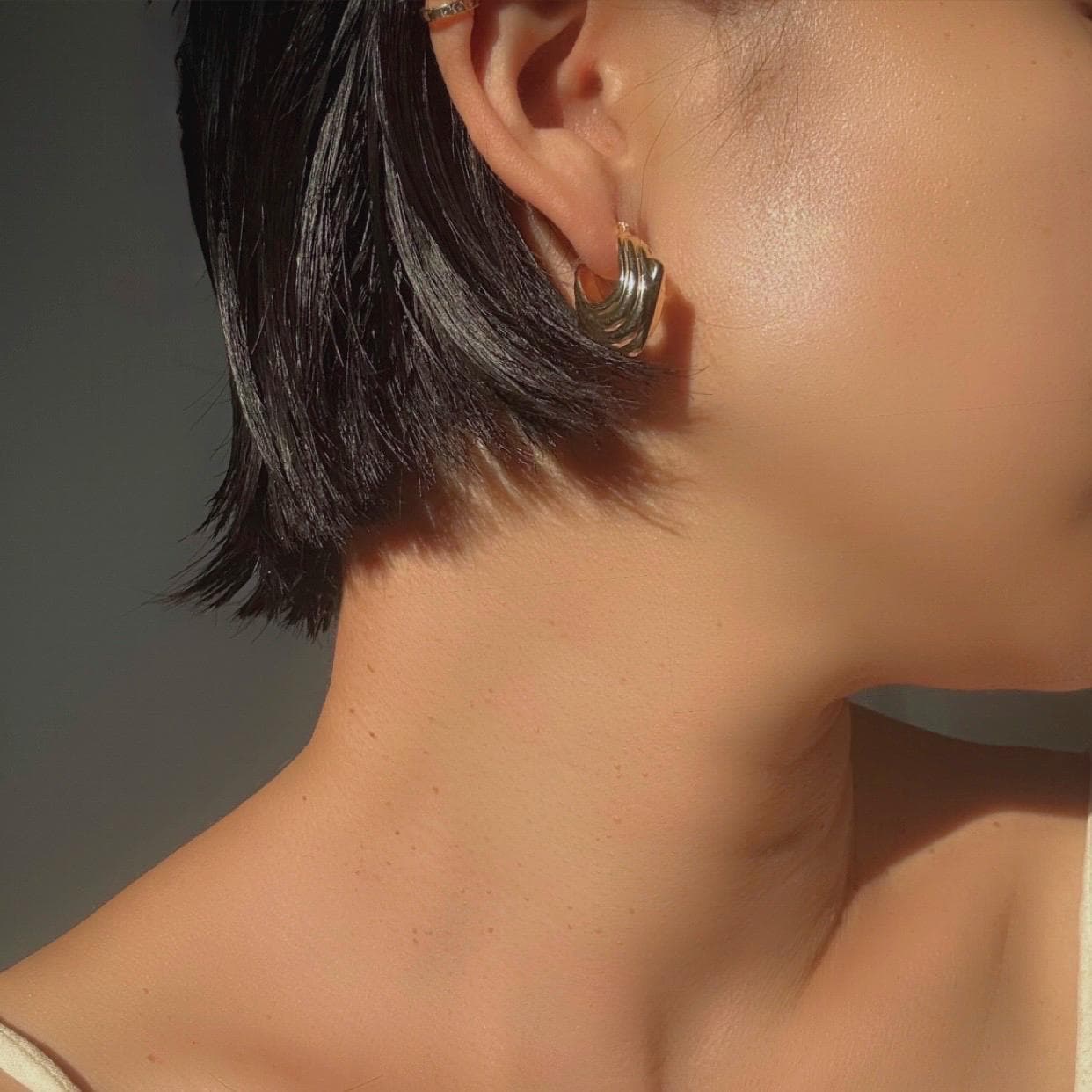 Vintage 14K Solid Gold Ribbed Hoop Earrings – Stylish Statement Hoops
