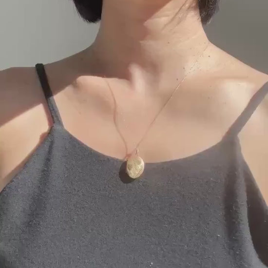 14K Solid Gold Floral Locket Necklace – Vintage Style Keepsake Pendant
